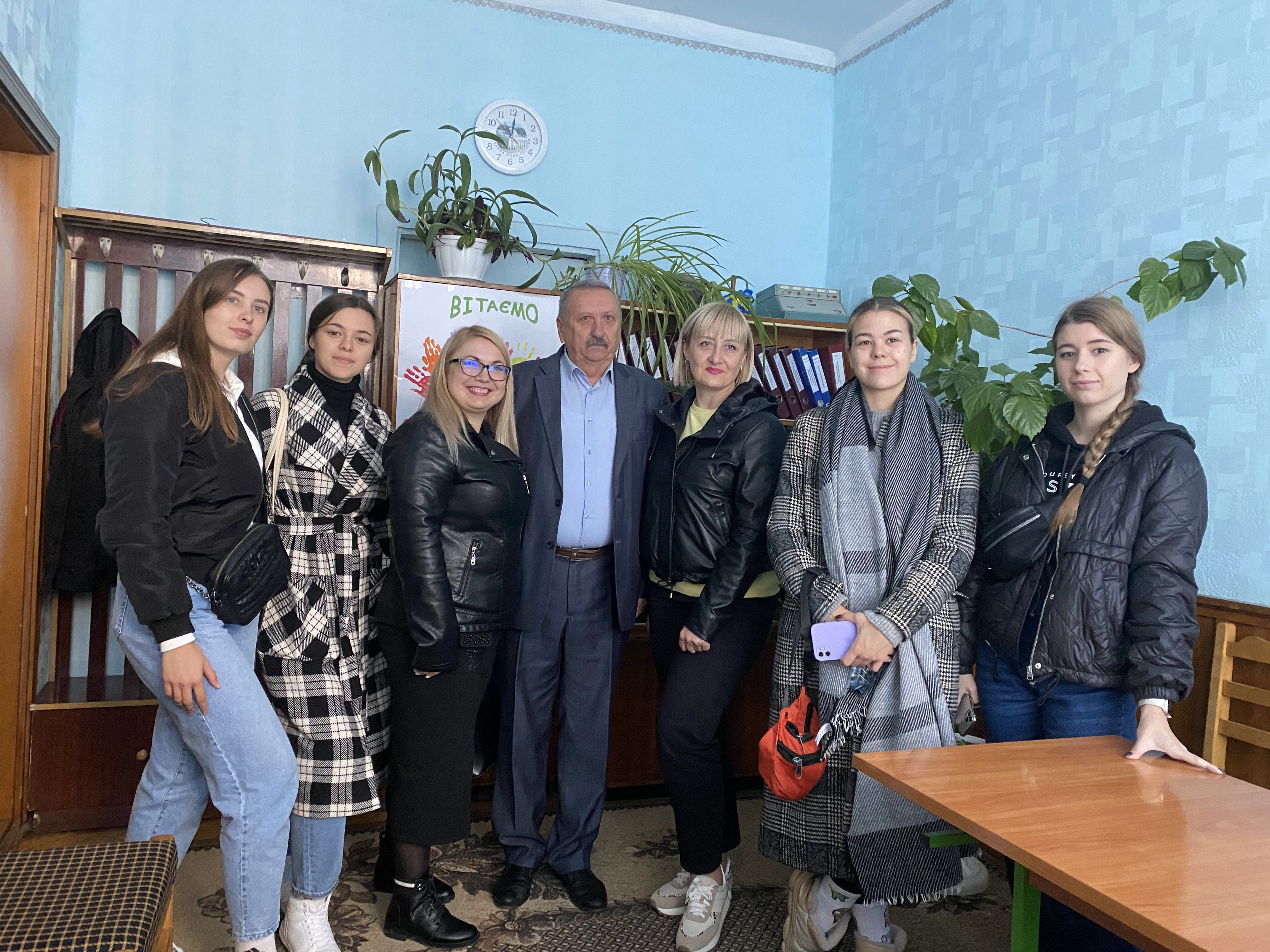 Викладачі та студенти разом із директором опорного закладу Теребовлянської ЗОШ І-ІІІ ст. №1 Пемковським Василем Йосиповичем